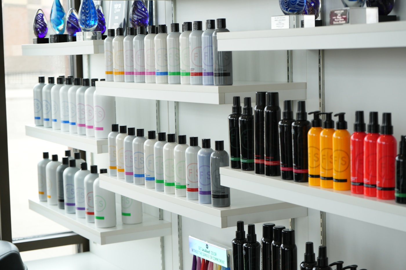 Estanterías con productos profesionales de peluquería y estética