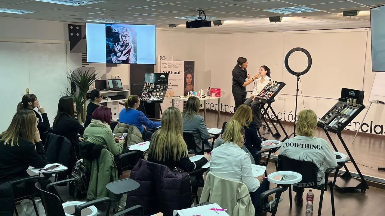 Profesionales durante una clase de formación